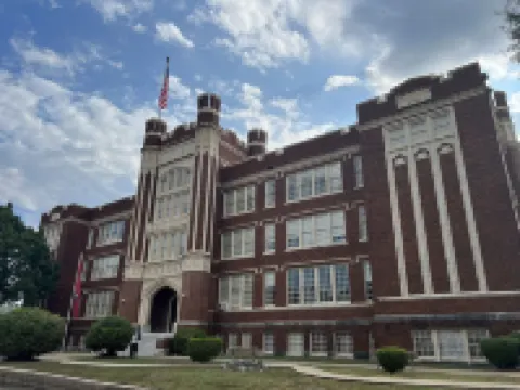 Historic High School Loft 4 min drive from Oaklawn! 酒店