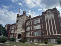 Historic High School Loft 4 min drive from Oaklawn!