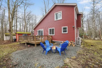 Cabin in the heart of Poconos! A Pocono Bliss! Close to Kalahari and Camelback Hotels near Community Pool and playground