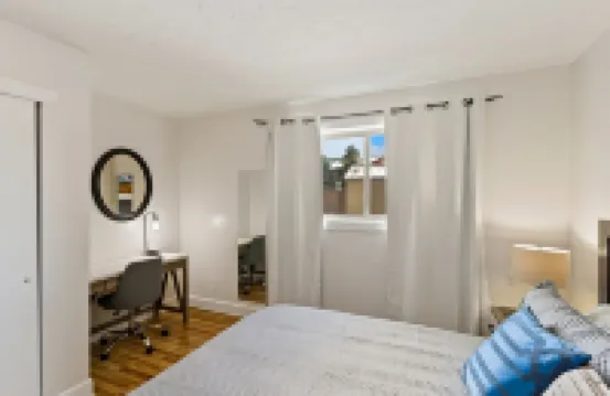 Mountainside Condo: King Bed/Hot Tub/On Free Bus Route/Fireplace