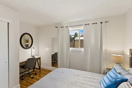 Mountainside Condo: King Bed/Hot Tub/On Free Bus Route/Fireplace