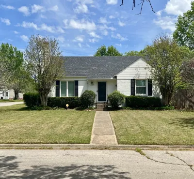 Charming Corner. 1 Block from Tulsa Expo! Big Yard. Dog Friendly! 鄰近Tandy School of Computer Science的酒店