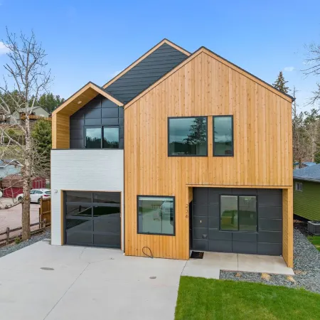 Modern on Main-Walking Distance to Downtown Hill City and Mickelson Trail!
