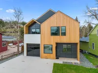 Modern on Main-Walking Distance to Downtown Hill City and Mickelson Trail! Hotels in Hill City