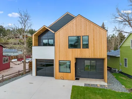 Modern on Main-Walking Distance to Downtown Hill City and Mickelson Trail!