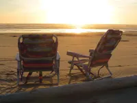 Short walk to BEACH - 3 bedrooms w/TVs- SLEEPS 6 - Dogs OK!