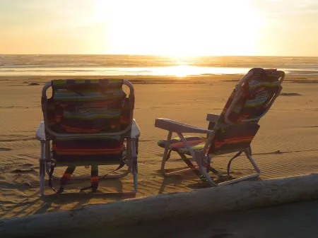 Short walk to BEACH - 3 bedrooms w/TVs- SLEEPS 6 - Dogs OK!