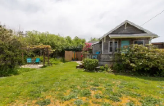 Romantic Tropical-themed Bungalow by the Sea. Pet Friendly!! Sleeps 2 락커웨이비치 호텔