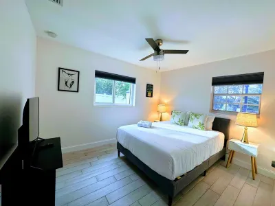 Waterfront Retreat, Large Pool, Hot Tub, Family-Friendly & Near Beach
