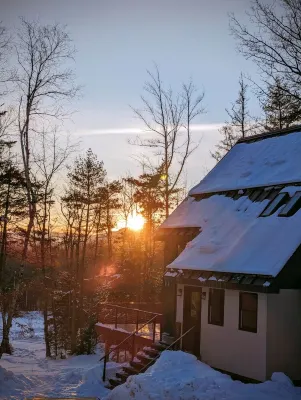 Cozy, sun filled mountain retreat w/45 private acres, hot tub, gym, car charger!