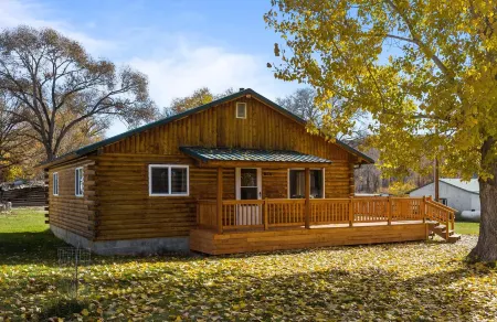 Base Camp Cabin on Main Отели в г. Хайатвилл