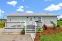 Sleeps 10, Pet Friendly, Fully Fenced Back Yard!