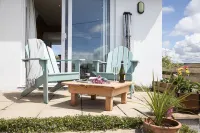 Spectacular one bedroom apartment , incredible coastal views, walk to the  beach
