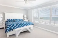 Beachfront- 1st row!: 6bedroom/4 bath sleeps 16