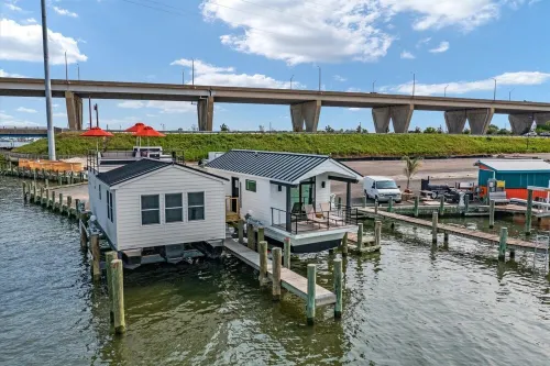 Cass-N-Reel Luxury Houseboat Hotels in Kent Narrows