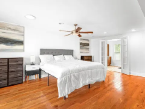 Water front Oasis with pickle-ball court and hot tub Hotels in Mathews County