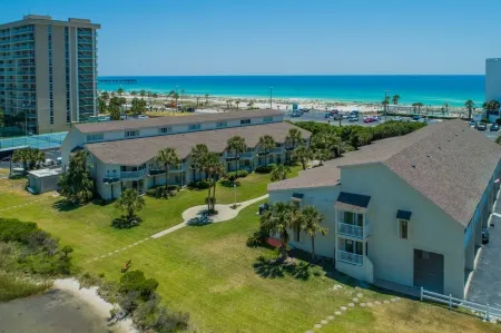 Quiet, Sunny & Cheap! Walk to the Beach!1 Bedroom Loft Отели в г. Пенсакола Бич