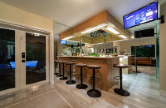 DIAMOND ESTATES: MIAMI - 6 QUEEN, 3 FULL BATH, POOL, BAR ROOM, BALCONY