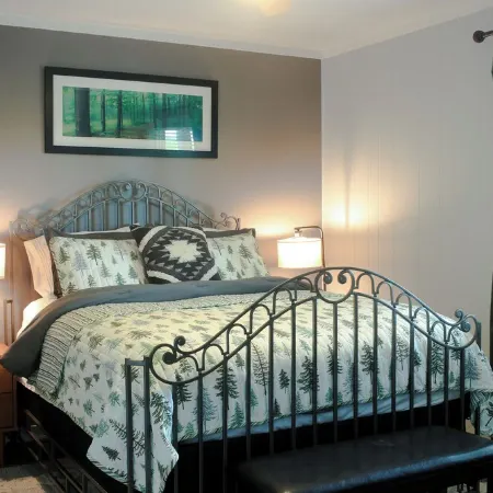 Slopes View! Large Deck/Heated Pool/Hot Tub/Fitness/Sauna/Steam! 2BD/2BA+SofaBed