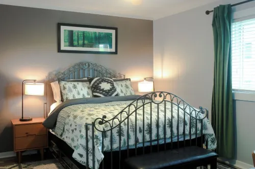 Slopes View! Large Deck/Heated Pool/Hot Tub/Fitness/Sauna/Steam! 2BD/2BA+SofaBed