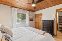 Comfy, Cozy Cabin in the Mountains with a large front porch. Pet-Friendly!