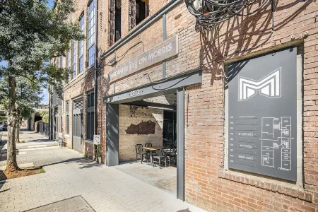 Iconic Morris Ave condo retreat sleeps 6 +rooftop