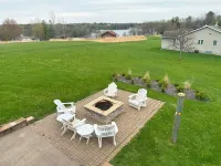 Cozy home with beautiful LAKE VIEW! 톰슨 타운쉽 호텔