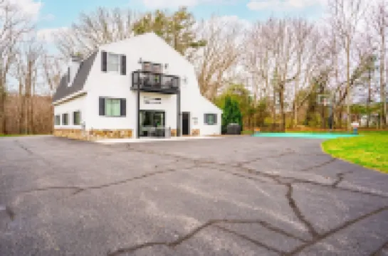 Shamrock by the Sea: Hot Tub, Arcade, Basketball