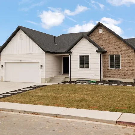 Family Home Orem 4BD w/ Hot Tub
