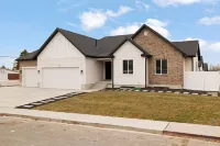Family Home Orem 4BD w/ Hot Tub - 홈스테이