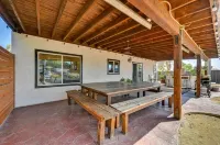Cozy and quiet 6-bedroom retreat close to outlet mall shopping and more!