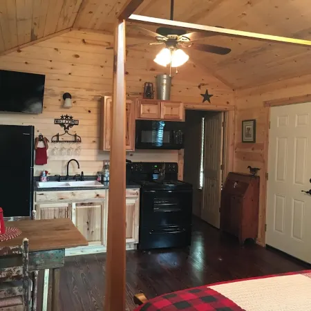 Romantic Ava Haus CABIN. 3 minutes to Main!See our other 4 Ava Haus rentals!