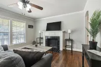 La Casa Roja - Pet-Friendly - 3Br Home - Walk to Castle & Downtown Waco