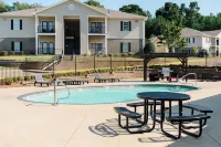Hotty Toddy! Newly Renovated 2 Bedroom, 2 Bathroom. Walk to Grove! 1st Floor.