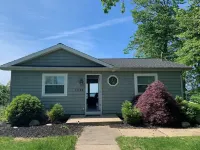 Cottage on Lake Erie with beach access .Local wineries Hotels near Rahal Farms