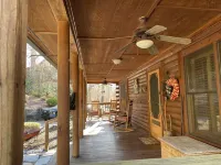 Beautiful 3 bedroom 3 bath log cabin 40 minutes from Asheville.