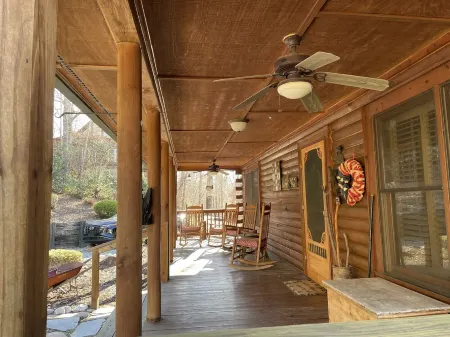 Beautiful 3 bedroom 3 bath log cabin 40 minutes from Asheville.