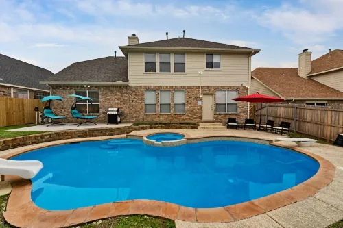 4 BR w/pool, 10 min to Six flags, AT&T Stadium & Globe life park