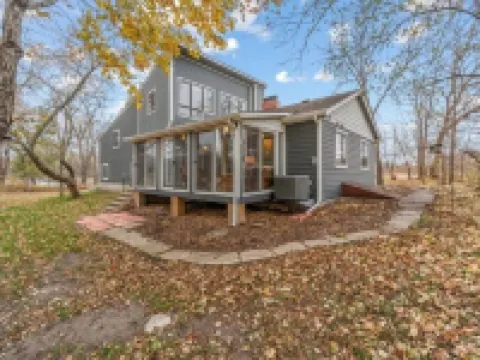 The Rest on the River - projector - fire pit - sunroom - contractors welcome Hoteles en Cedar Falls