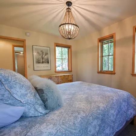 Coal Creek In-town Retreat! 3BR/3 Full BAs - SLPS 8 - 2 blocks to Elk Ave!