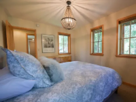 Coal Creek In-town Retreat!  3BR/3 Full BAs  - SLPS 8 - 2 blocks to Elk Ave!