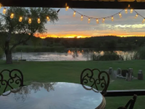 Lakefront Cottage Oasis
