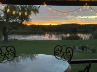 Lakefront Cottage Oasis