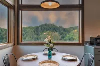 Modern Luxury Meets Mountain Getaway. Amazing Views, Hot Tub+More! Hotels in Madison County