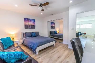 Brand new stylish house, workstation, Monthly Discounts, Pets! โรงแรมใกล้Van Nuys Amtrak Metrolink