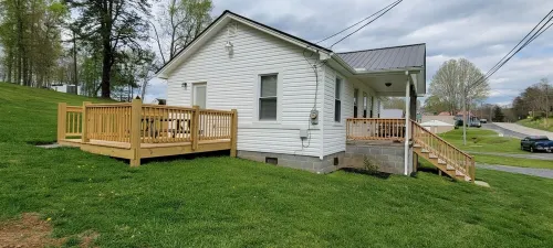 Totally Remodeled 1930's House w/Firepit & Deck close to Outdoor Adventures.