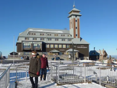 Cable car, lift, slopes, ski schools are within walking distance. Family friendly