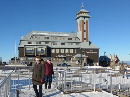 Cable car, lift, slopes, ski schools are within walking distance. Family friendly Отели рядом с достопримечательностью «Фихтельберг»