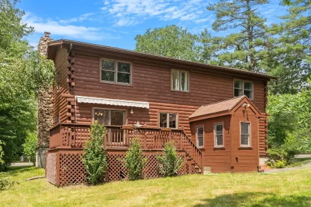 Our pondside cabin - a charming retreat with modern amenities near Wachusett Mtn