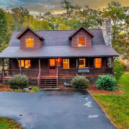 Our pondside cabin - a charming retreat with modern amenities near Wachusett Mtn